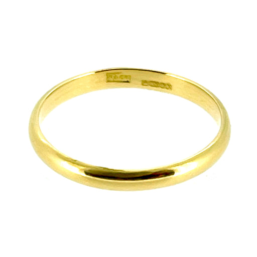 Close-up of 18ct yellow gold D-Shape wedding ring