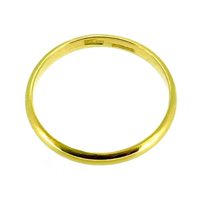 Close-up of 18K Yellow Gold D Shape Wedding Ring