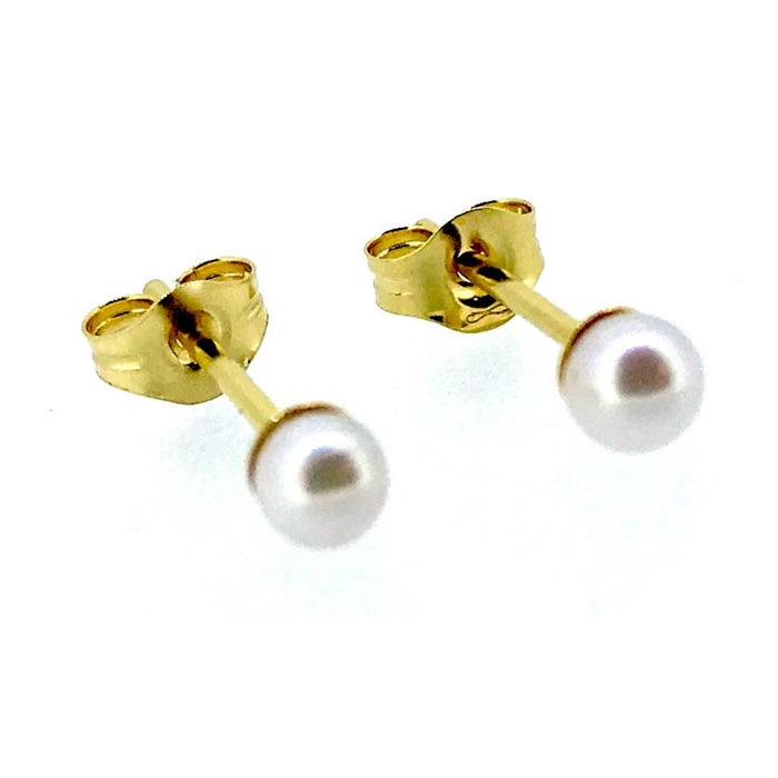 Classic and elegant pearl stud earrings in 18ct yellow gold